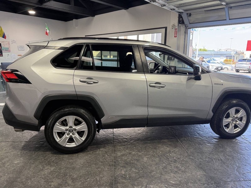 Toyota RAV4 Hybrid Vehicle Full-screen Gallery Image 28