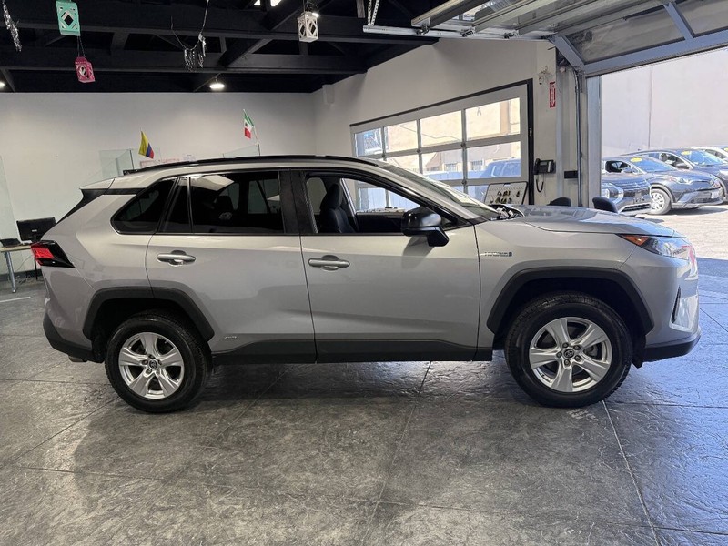 Toyota RAV4 Hybrid Vehicle Full-screen Gallery Image 29