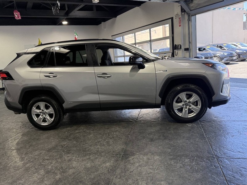 Toyota RAV4 Hybrid Vehicle Full-screen Gallery Image 30