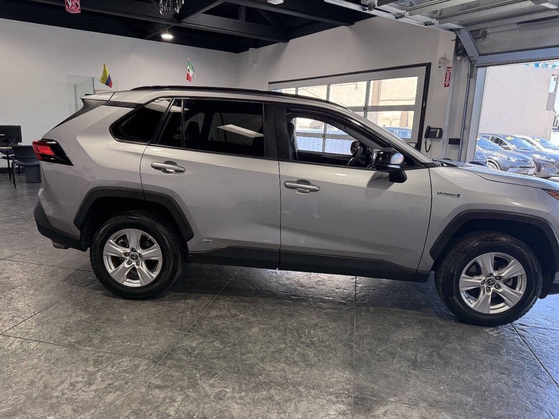 Toyota RAV4 Hybrid Vehicle Full-screen Gallery Image 31