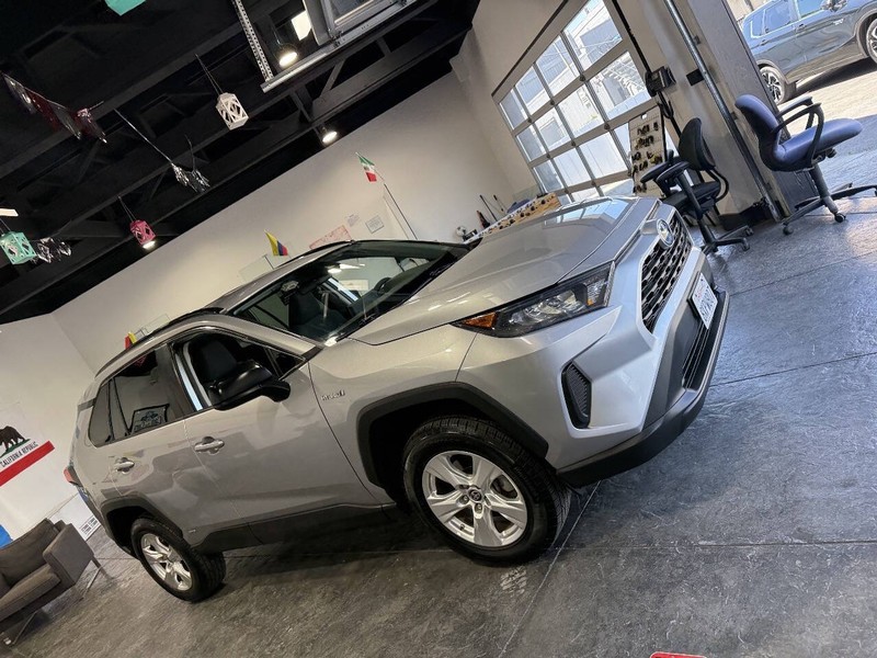 Toyota RAV4 Hybrid Vehicle Full-screen Gallery Image 33