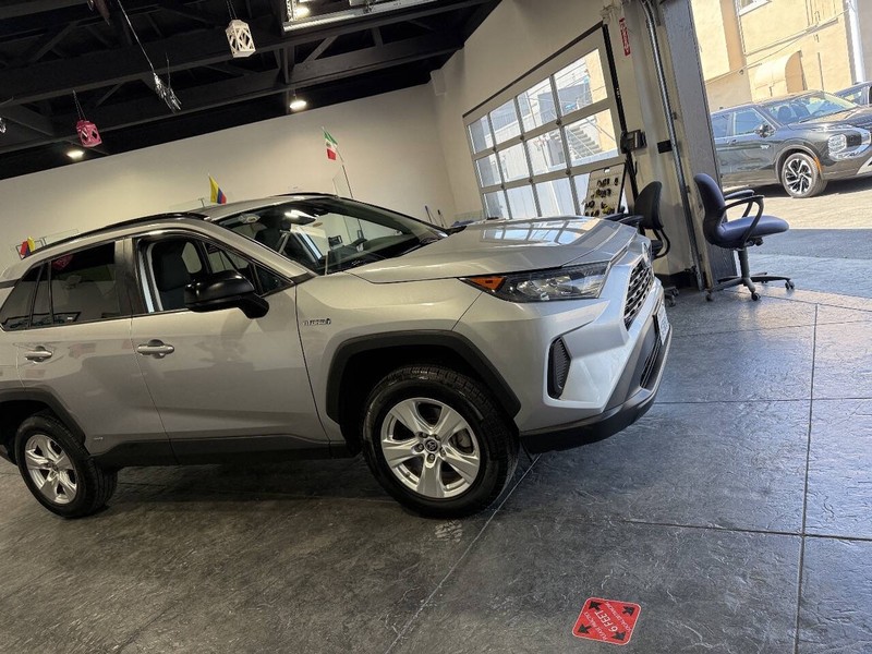 Toyota RAV4 Hybrid Vehicle Full-screen Gallery Image 34