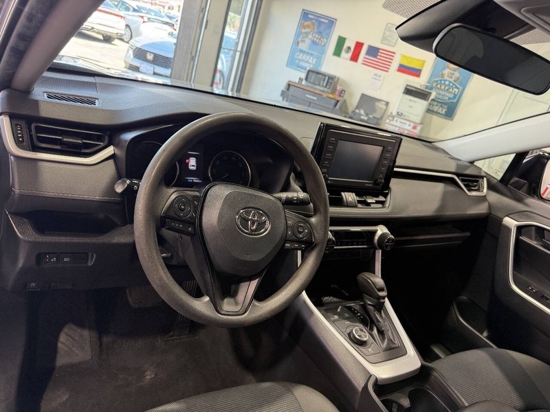 Toyota RAV4 Hybrid Vehicle Full-screen Gallery Image 40