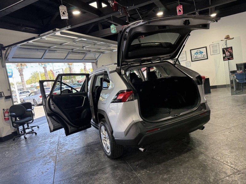 Toyota RAV4 Hybrid Vehicle Full-screen Gallery Image 44