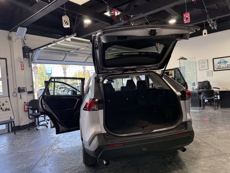 Toyota RAV4 Hybrid Vehicle Full-screen Gallery Image 45