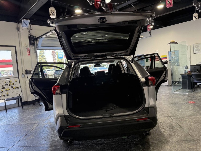 Toyota RAV4 Hybrid Vehicle Full-screen Gallery Image 46