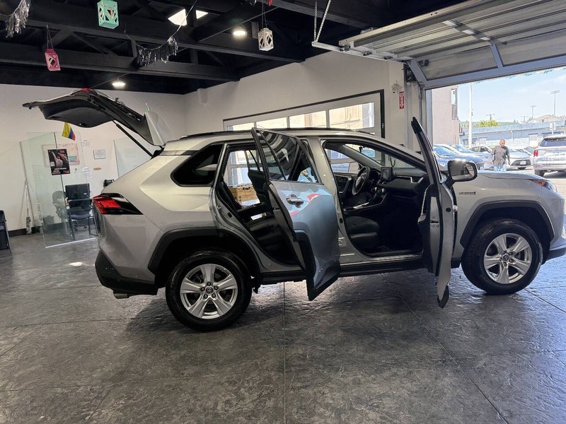 Toyota RAV4 Hybrid Vehicle Full-screen Gallery Image 47