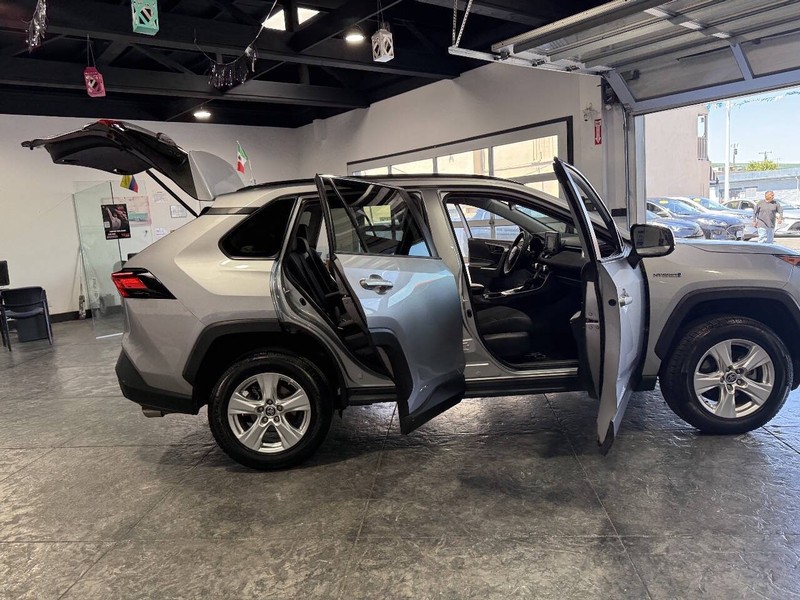 Toyota RAV4 Hybrid Vehicle Full-screen Gallery Image 48