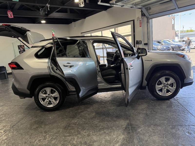 Toyota RAV4 Hybrid Vehicle Full-screen Gallery Image 49