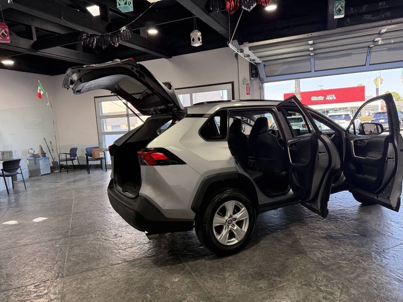Toyota RAV4 Hybrid Vehicle Full-screen Gallery Image 50