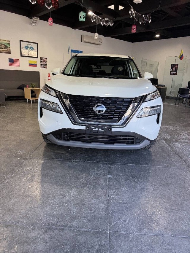 Nissan Rogue Vehicle Full-screen Gallery Image 02