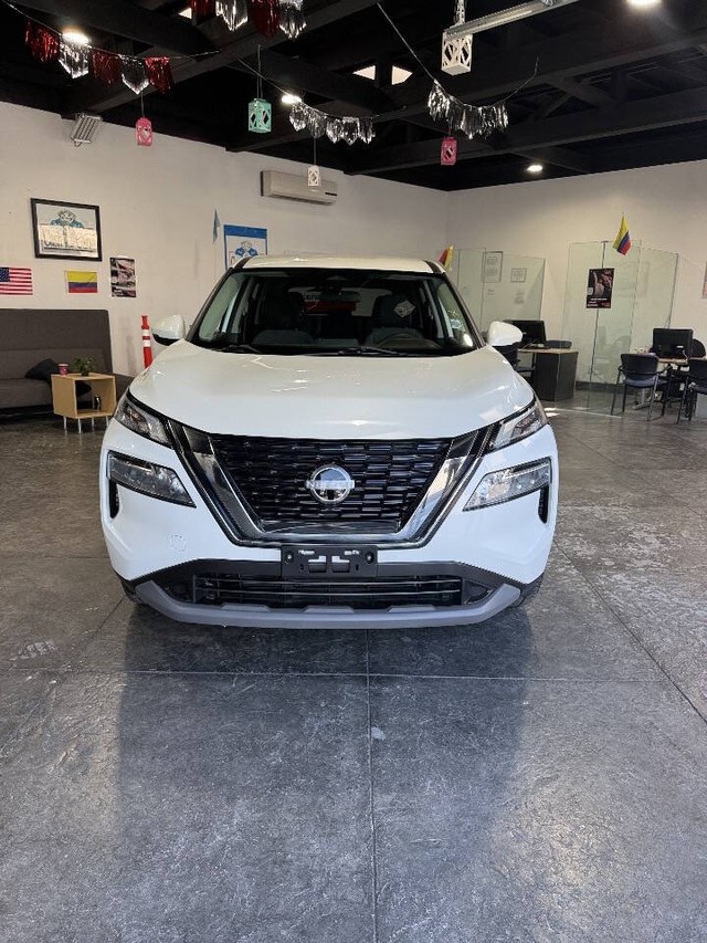 Nissan Rogue Vehicle Full-screen Gallery Image 03