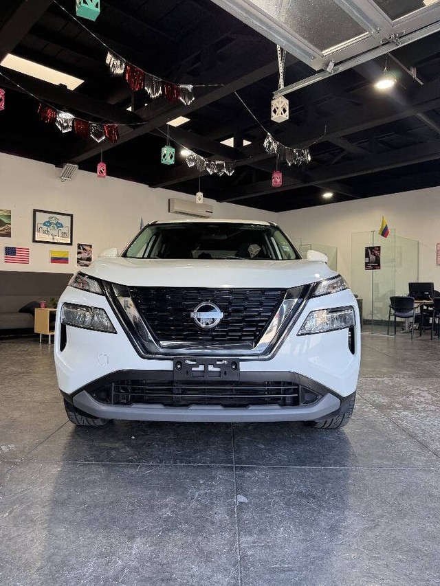 Nissan Rogue Vehicle Full-screen Gallery Image 06