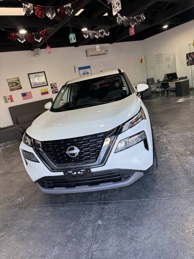 Nissan Rogue Vehicle Full-screen Gallery Image 09