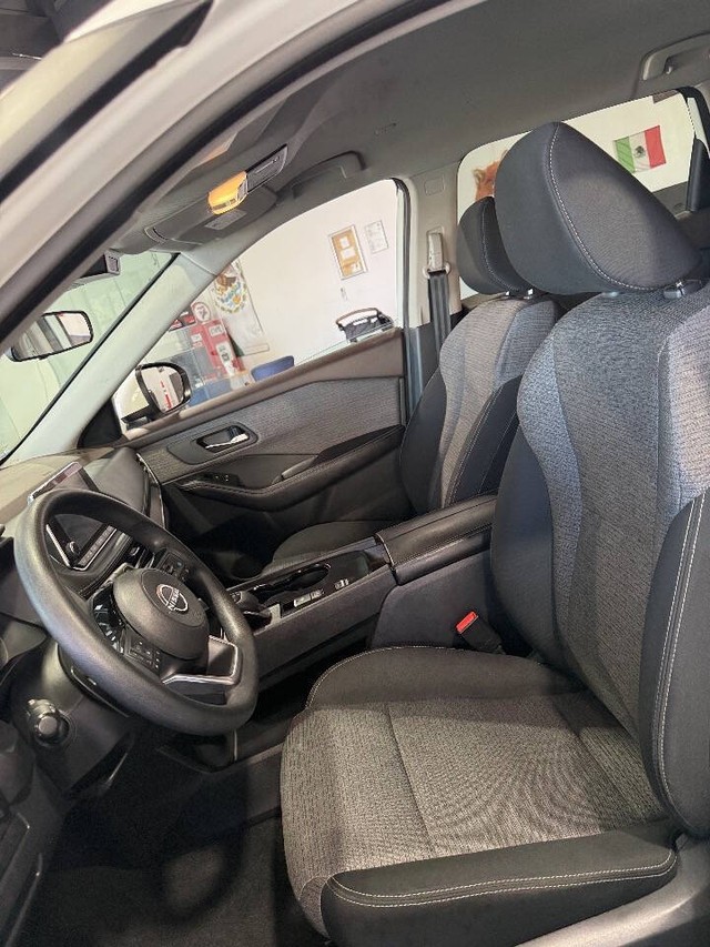 Nissan Rogue Vehicle Full-screen Gallery Image 41