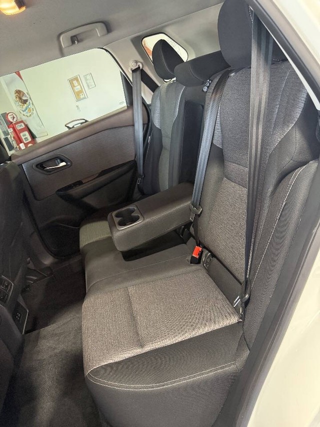 Nissan Rogue Vehicle Full-screen Gallery Image 45