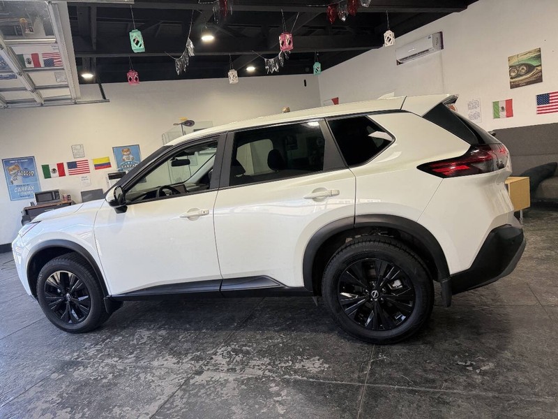 Nissan Rogue Vehicle Full-screen Gallery Image 14