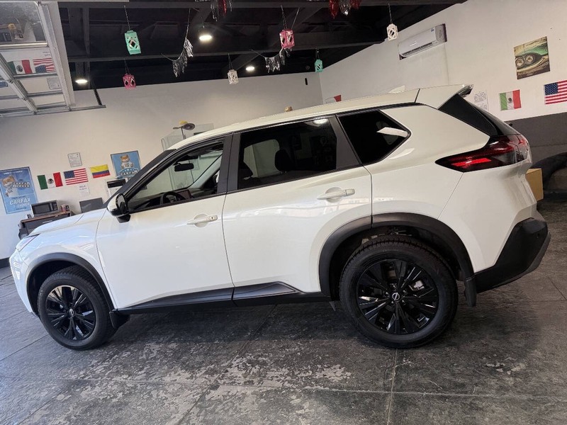 Nissan Rogue Vehicle Full-screen Gallery Image 15
