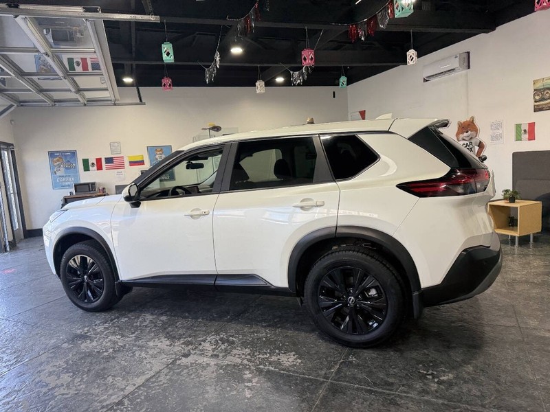 Nissan Rogue Vehicle Full-screen Gallery Image 16