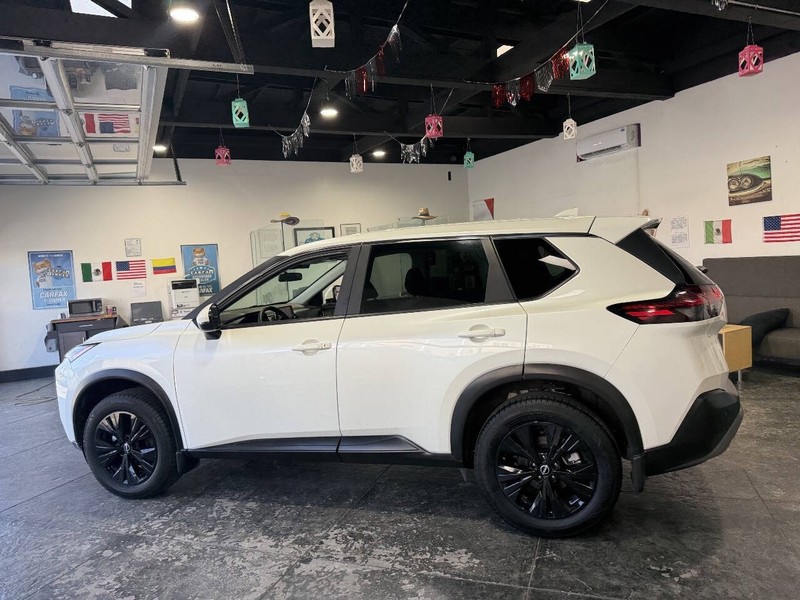 Nissan Rogue Vehicle Full-screen Gallery Image 17