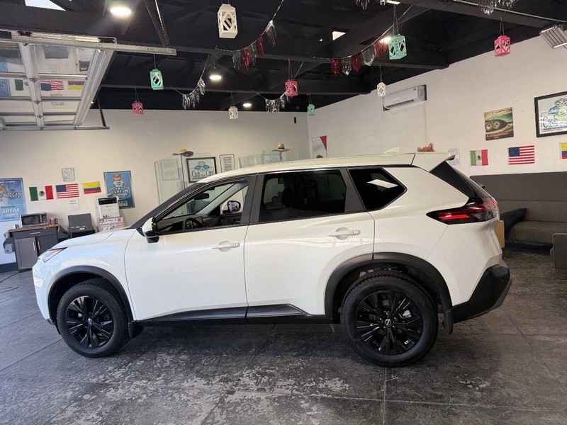Nissan Rogue Vehicle Full-screen Gallery Image 18