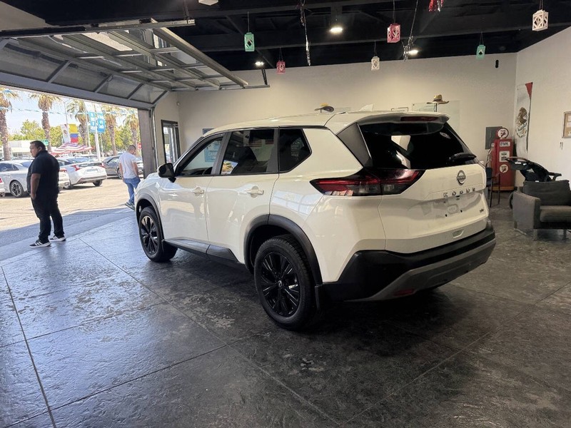 Nissan Rogue Vehicle Full-screen Gallery Image 19