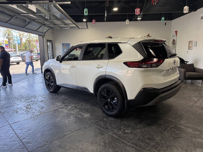 Nissan Rogue Vehicle Full-screen Gallery Image 20