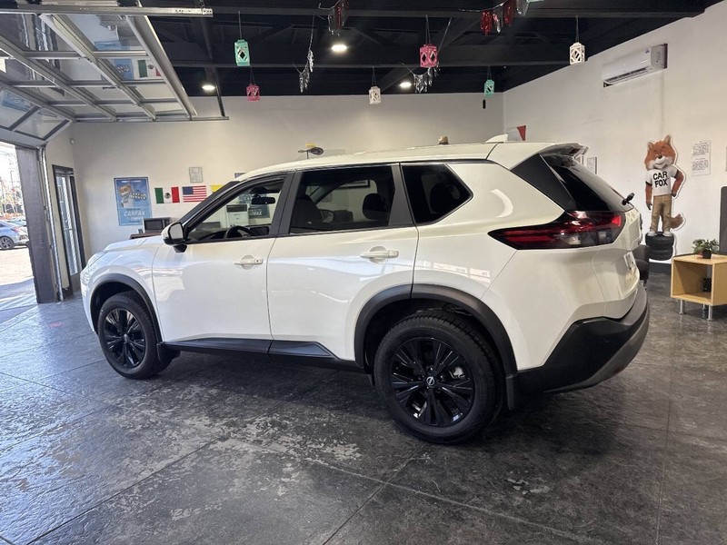 Nissan Rogue Vehicle Full-screen Gallery Image 21