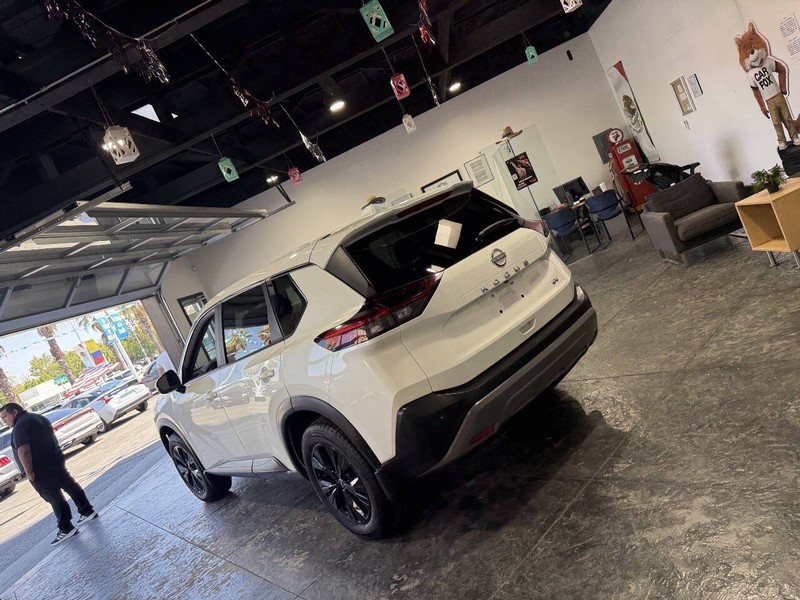 Nissan Rogue Vehicle Full-screen Gallery Image 23