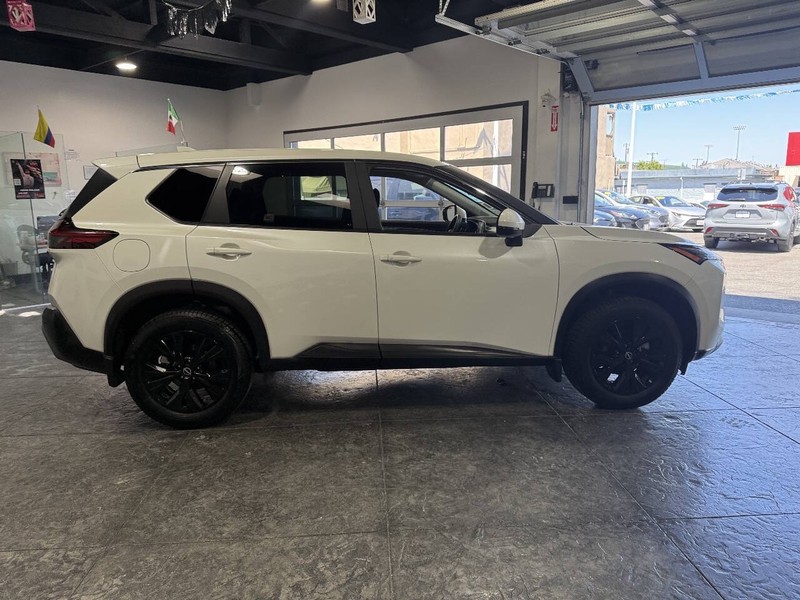 Nissan Rogue Vehicle Full-screen Gallery Image 28