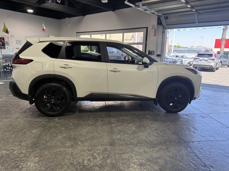 Nissan Rogue Vehicle Full-screen Gallery Image 29