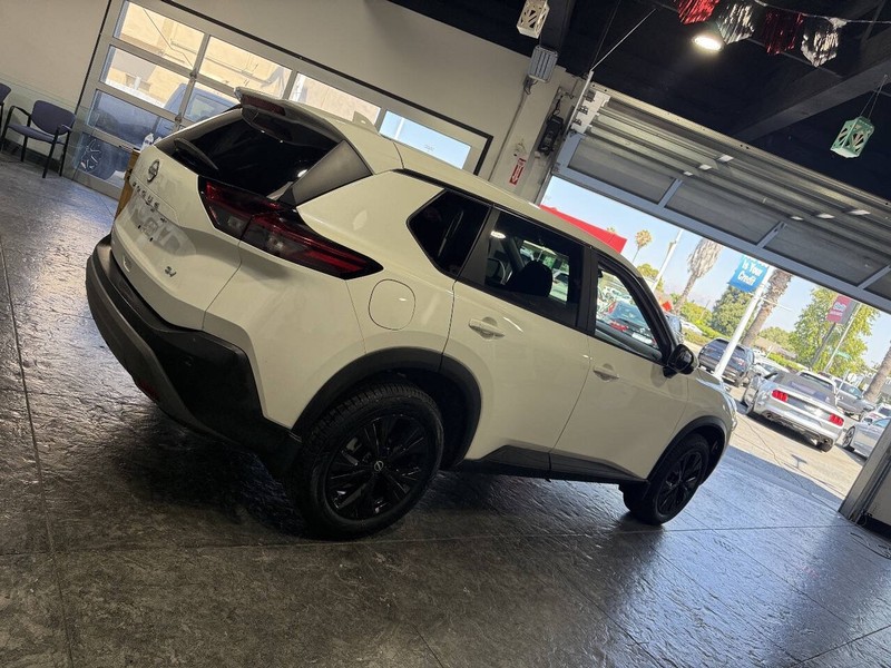 Nissan Rogue Vehicle Full-screen Gallery Image 30