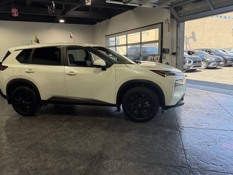 Nissan Rogue Vehicle Full-screen Gallery Image 31