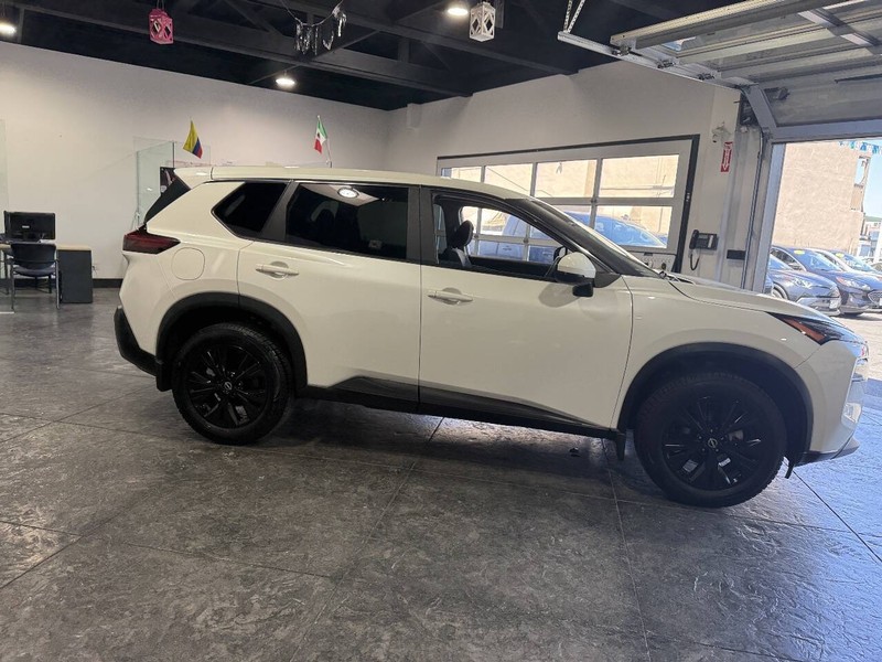Nissan Rogue Vehicle Full-screen Gallery Image 32