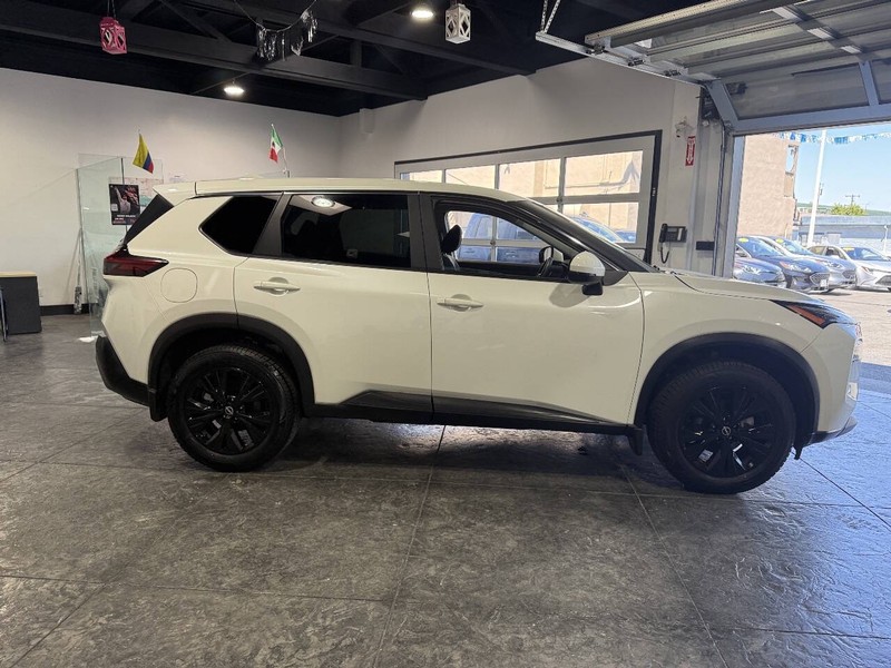 Nissan Rogue Vehicle Full-screen Gallery Image 33