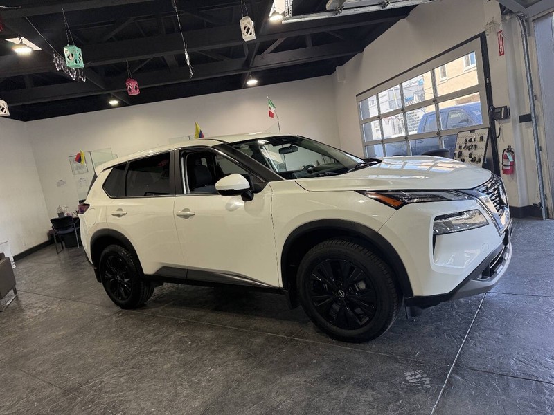 Nissan Rogue Vehicle Full-screen Gallery Image 36