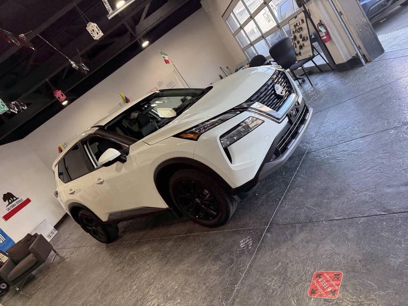 Nissan Rogue Vehicle Full-screen Gallery Image 39