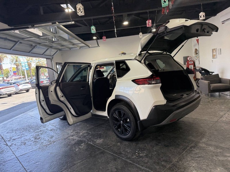 Nissan Rogue Vehicle Full-screen Gallery Image 49