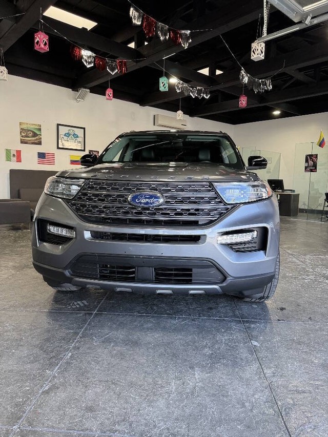 Ford Explorer Vehicle Full-screen Gallery Image 02