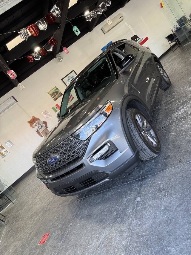 Ford Explorer Vehicle Full-screen Gallery Image 04