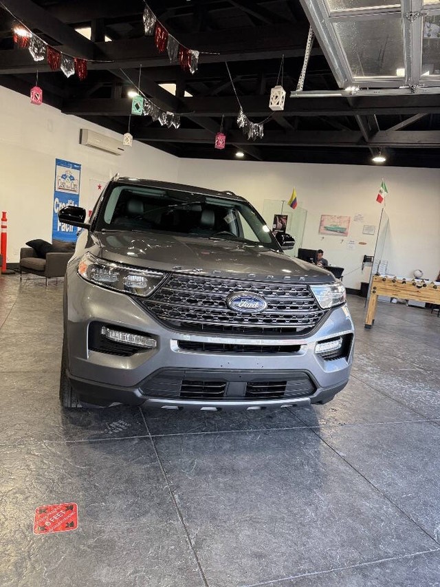 Ford Explorer Vehicle Full-screen Gallery Image 15