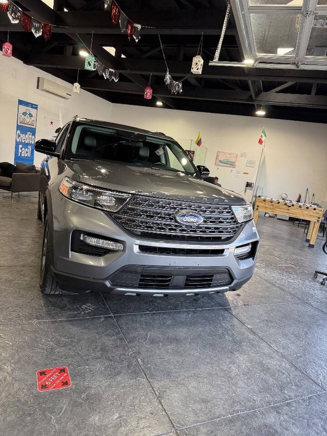 Ford Explorer Vehicle Full-screen Gallery Image 17