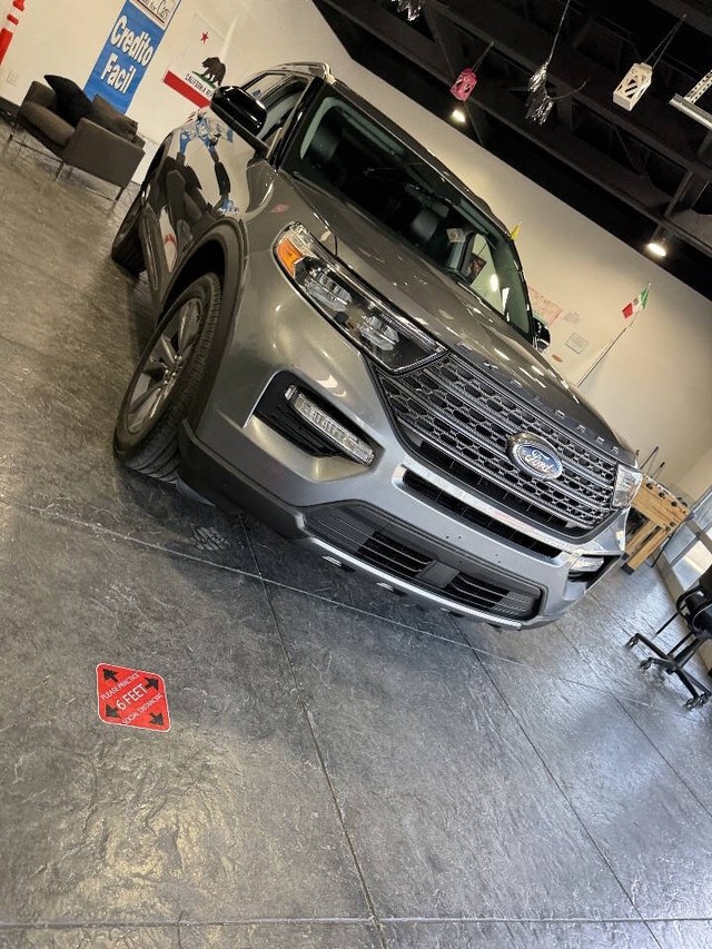 Ford Explorer Vehicle Full-screen Gallery Image 21