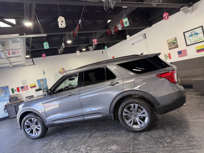 Ford Explorer Vehicle Full-screen Gallery Image 09