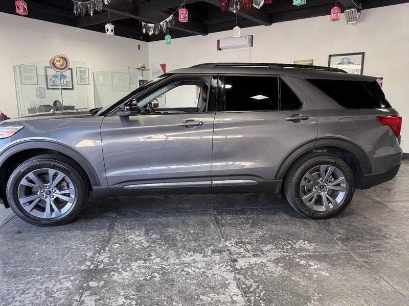 Ford Explorer Vehicle Full-screen Gallery Image 11