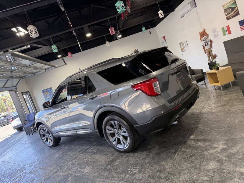 Ford Explorer Vehicle Full-screen Gallery Image 12