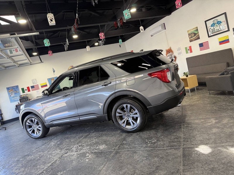 Ford Explorer Vehicle Full-screen Gallery Image 14