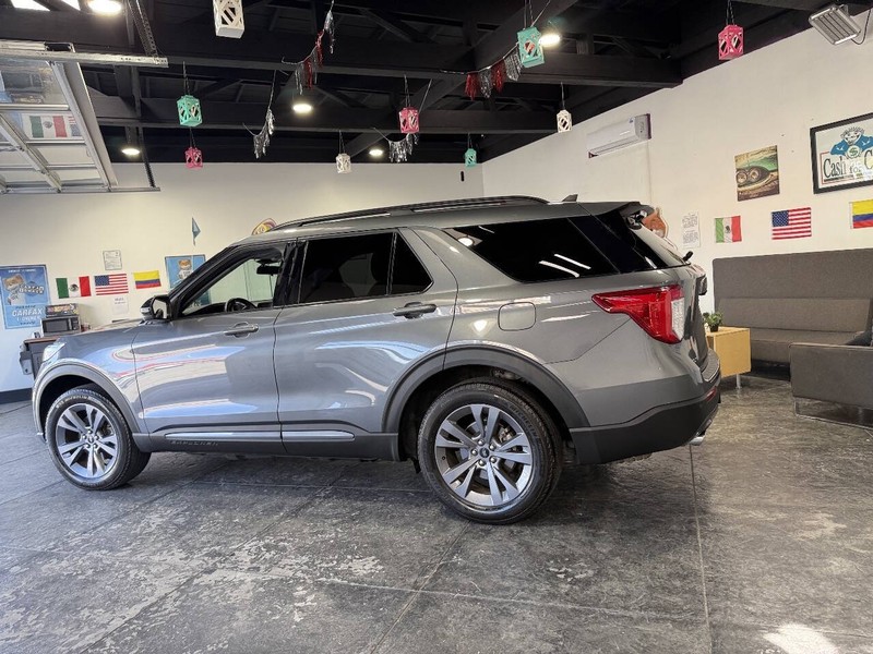 Ford Explorer Vehicle Full-screen Gallery Image 16