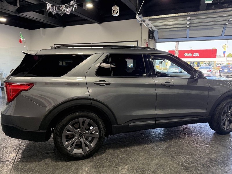 Ford Explorer Vehicle Full-screen Gallery Image 24