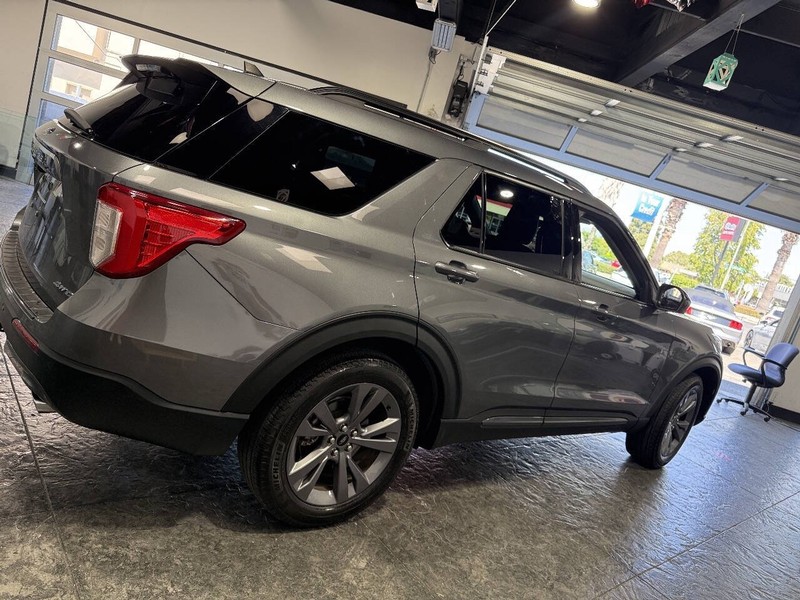 Ford Explorer Vehicle Full-screen Gallery Image 26